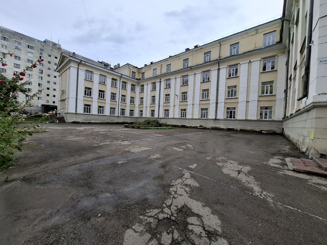 Текущий ремонт асфальтового покрытия на территории МАОУ "Гимназия № 2", г. Нижний Новгород, Канавинский район, ул. Бульвар Мира, д. 4