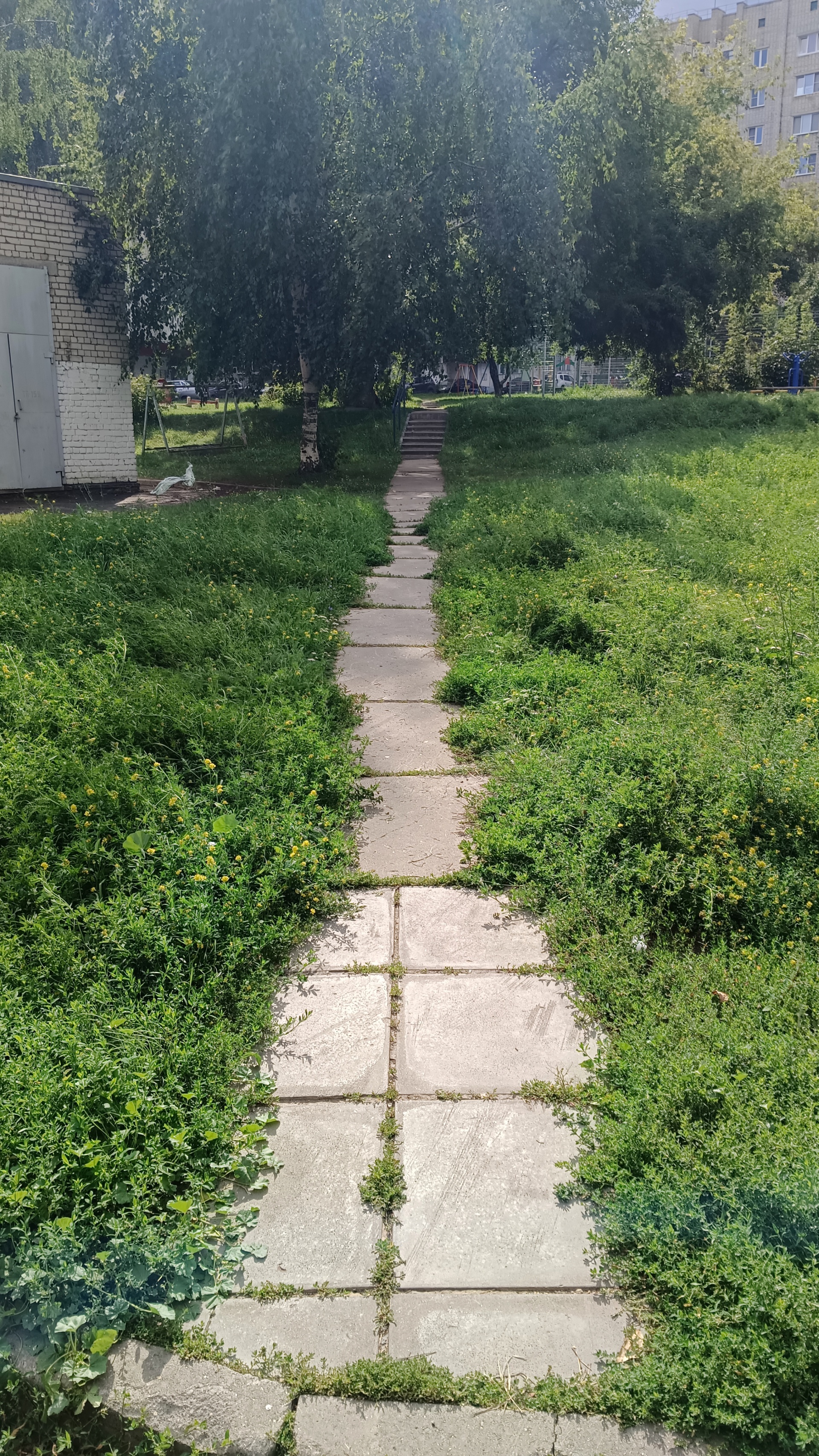 Ремонт тротуаров в МКР 12 городского округа город Саров Нижегородской области в районе дома ул. Зернова,68