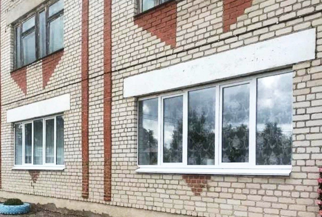 Завершена реализация инициативы по замене окон в здании сельского Дома культуры в деревне Каменка Перевозского муниципального округа