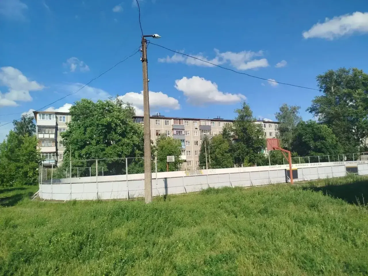 Текущий ремонт покрытия и ограждения хоккейной площадки на территории МБОУ «Школа №76»