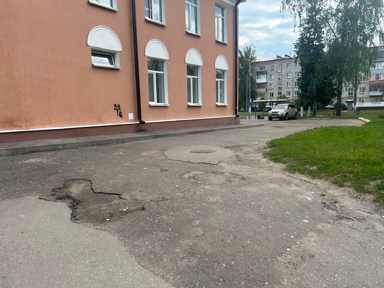 Выполнение работ по ремонту асфальтобетонного покрытия на территории Центральной районной библиотеки "Библиотечно-досуговый центр" МКУК ЦБС Автозаводского района по адресу: г. Нижний Новгород, проспект Молодежный, д.44Б