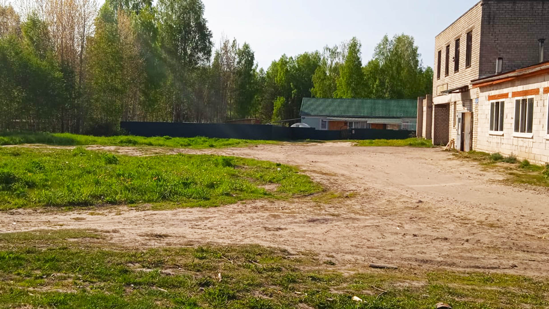Устройство спортивной площадки с резиновым покрытием для футбола и тренажерной беседки, д.Мурзино