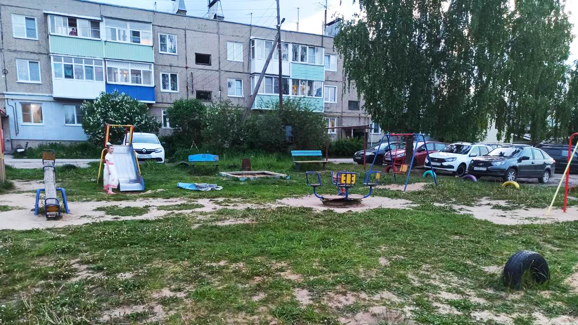 Устройство детской площадки на ул.Новая, д.4, с.Смольки