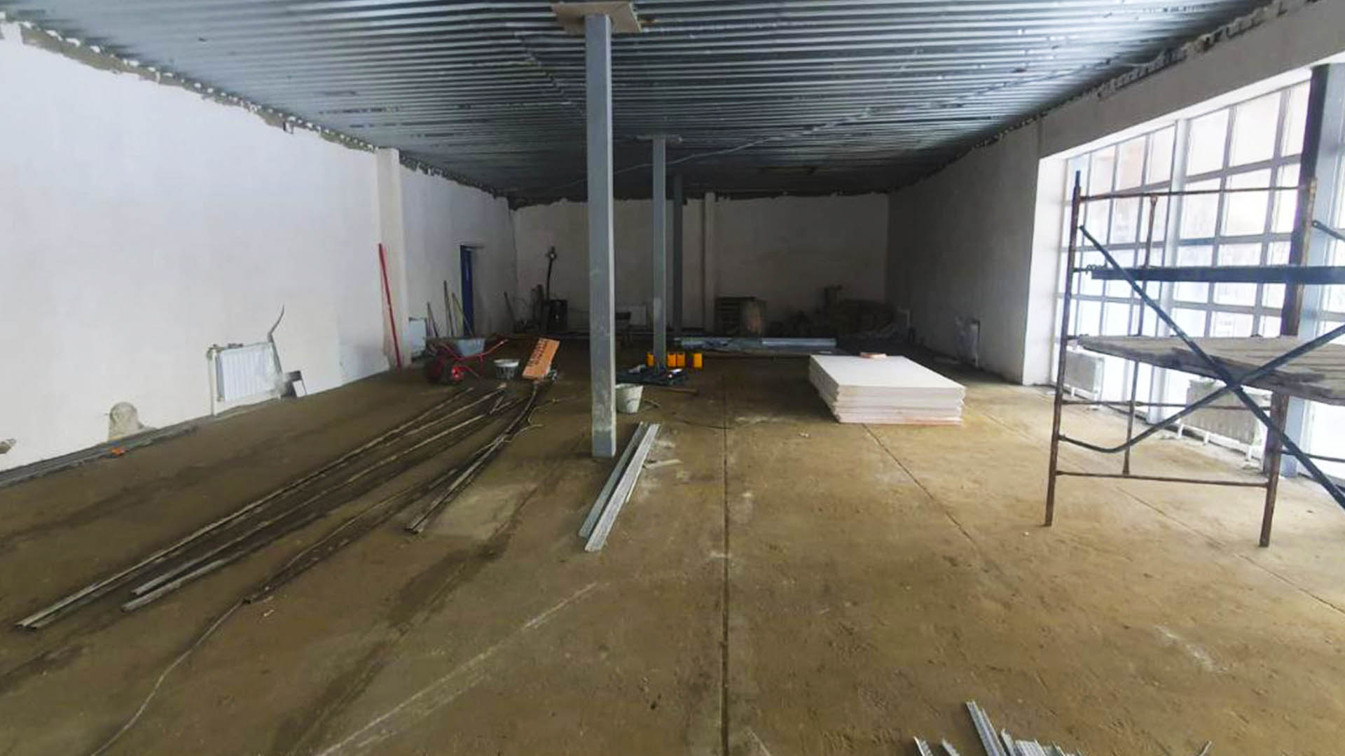 Устройство детского игрового центра "Майский жук" в павильоне парка "Майский", г.Первомайск