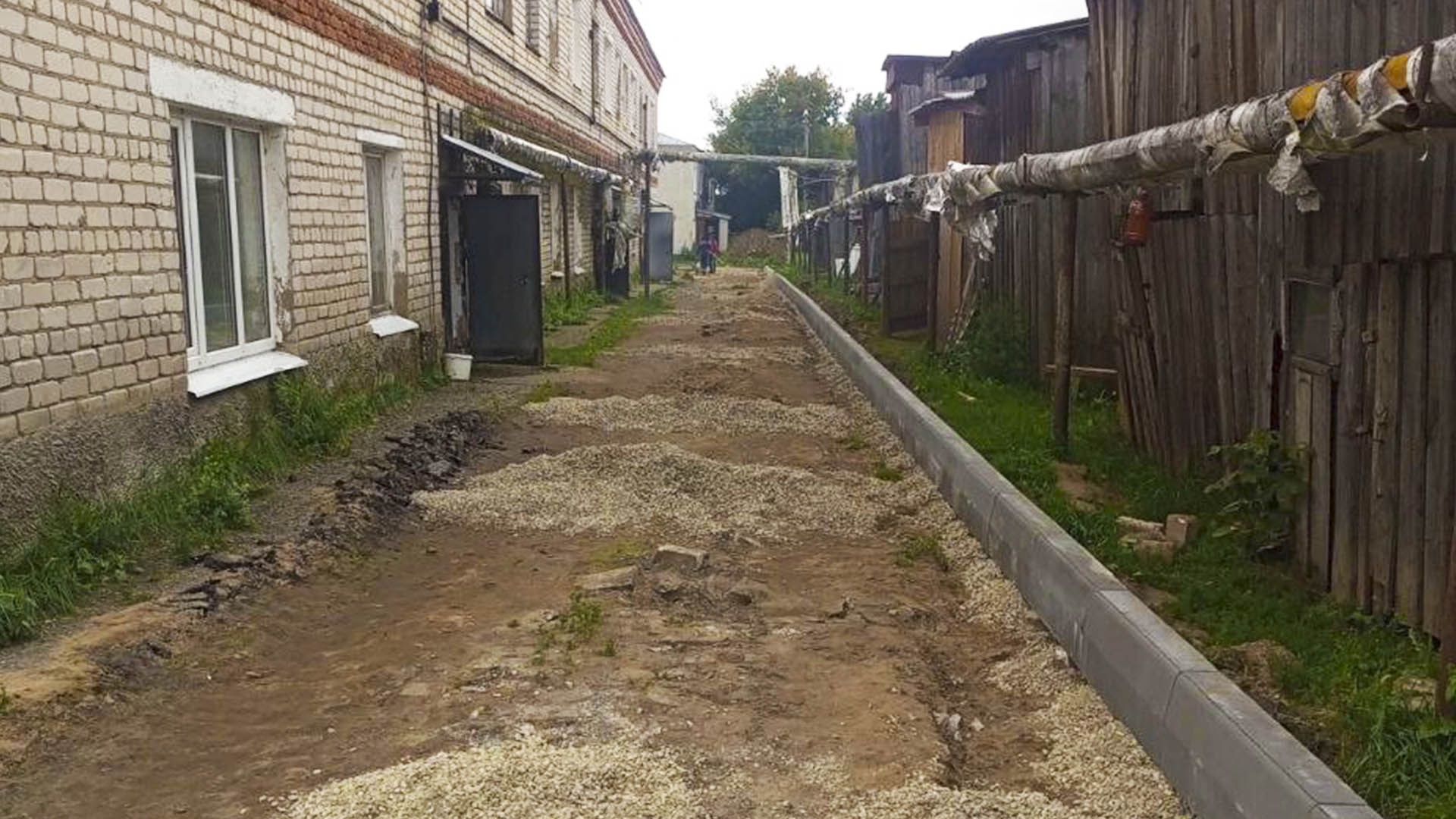 Ремонт дворовых территорий по ул.Центральная, д.16, д.17, д.18, д.19, проезд к фельдшерско-акушерскому пункту, д.Красногор