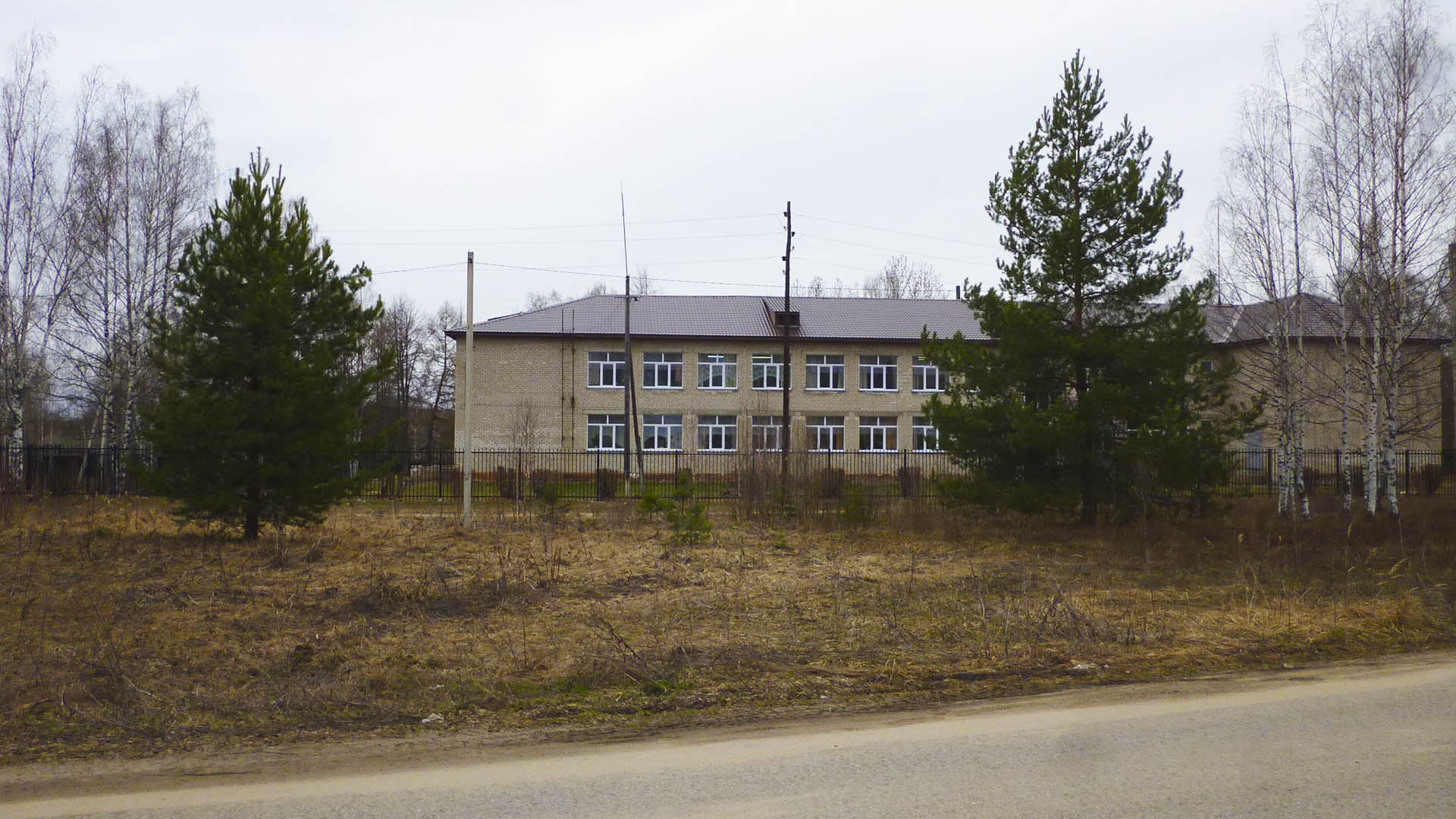 Устройство спортивной площадки с резиновым покрытием для футбола и баскетбола, д.Кудрино